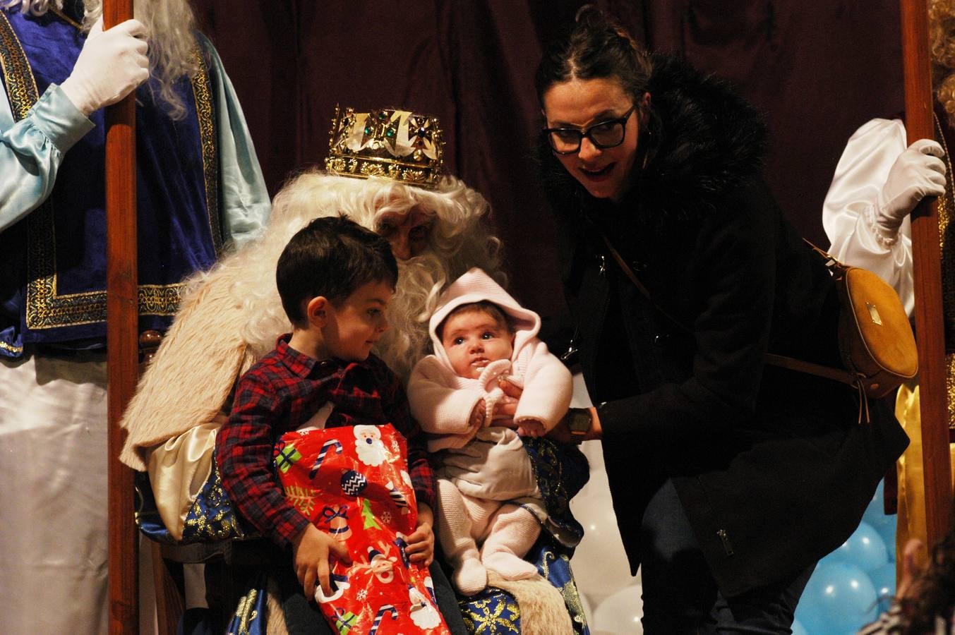 Los más pequeños del municipio disfrutaron de la noche previa a Reyes