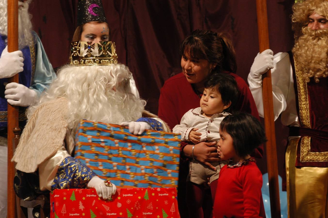 Los más pequeños del municipio disfrutaron de la noche previa a Reyes