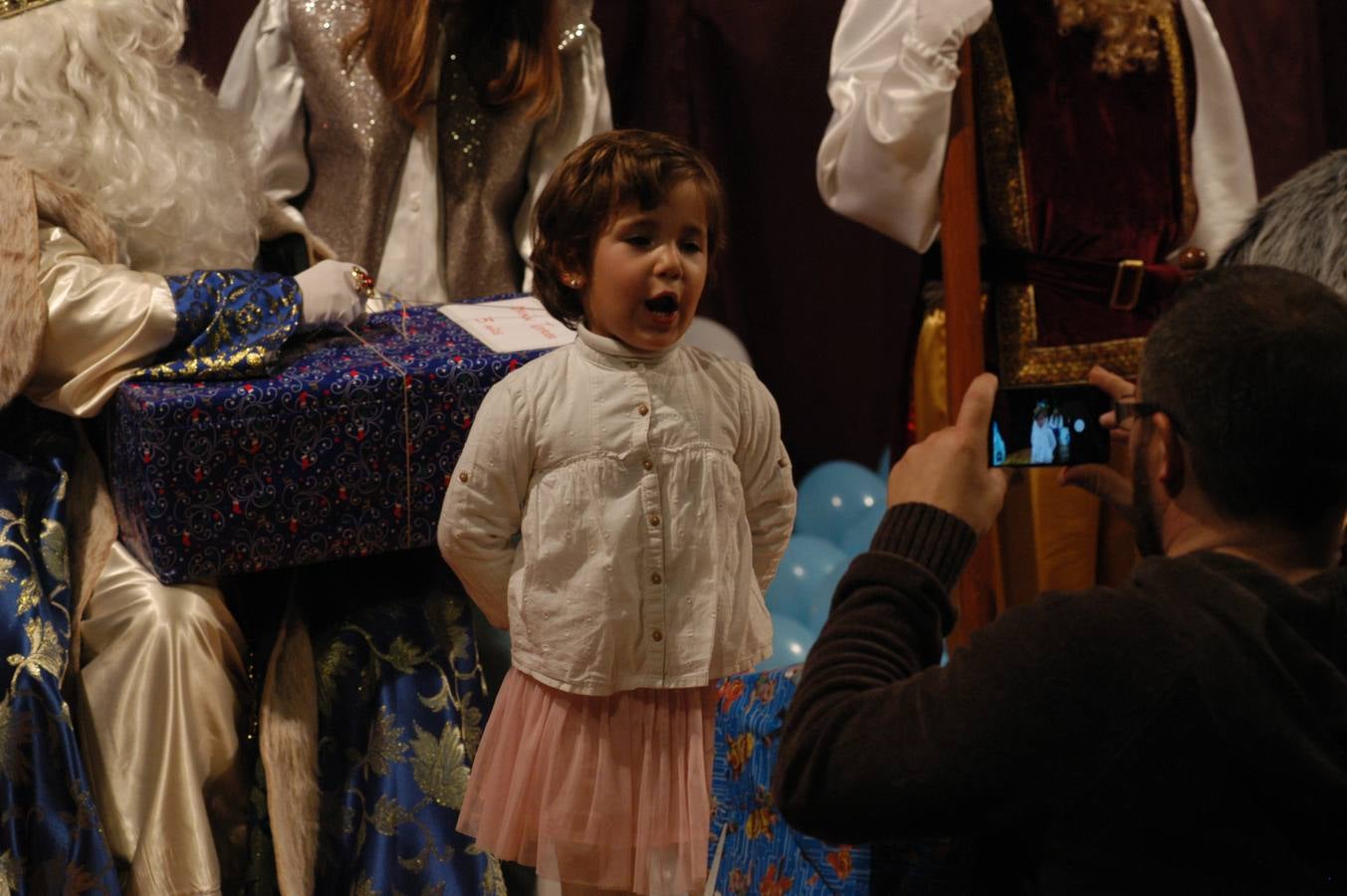 Los más pequeños del municipio disfrutaron de la noche previa a Reyes