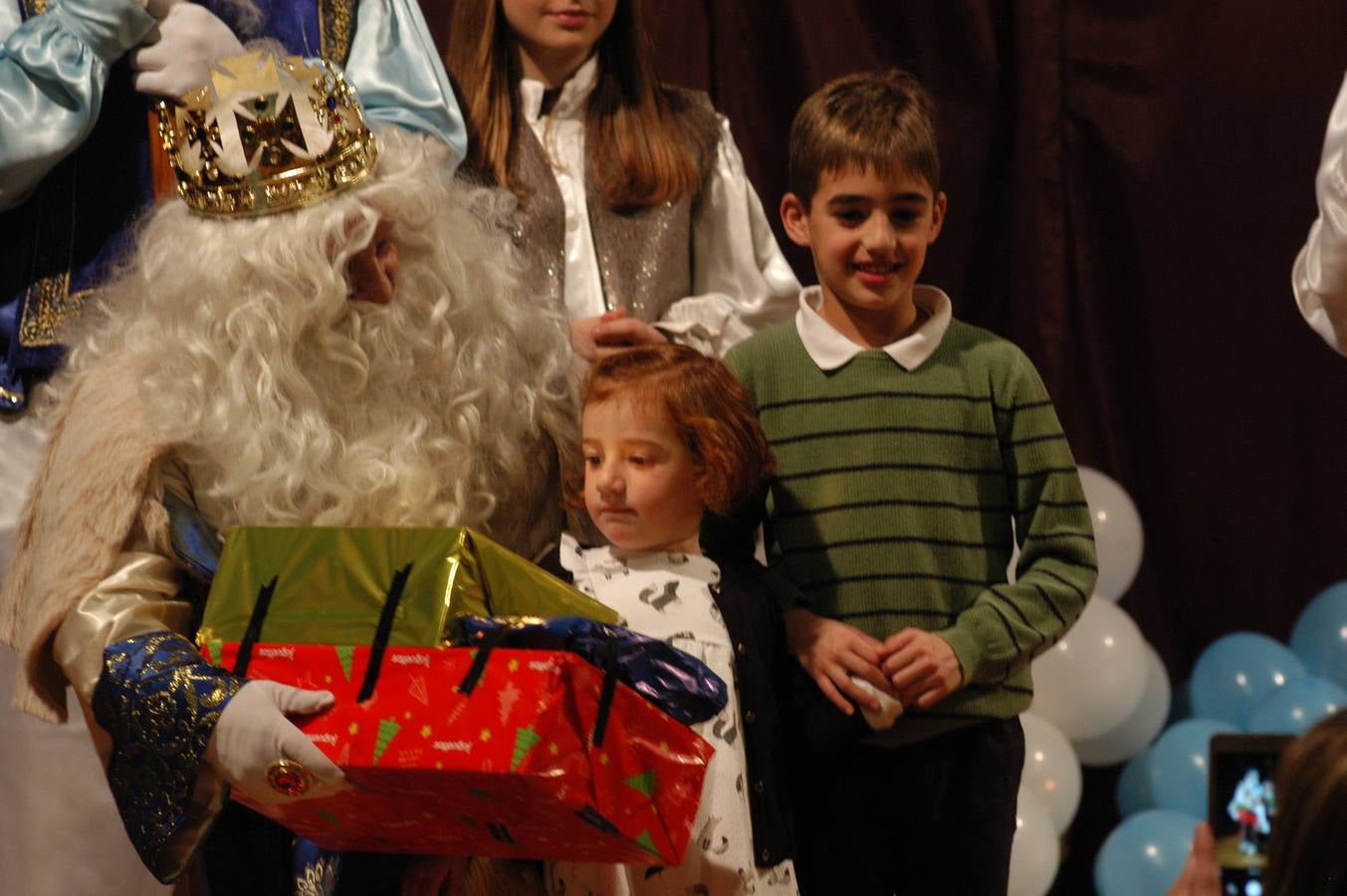 Los más pequeños del municipio disfrutaron de la noche previa a Reyes