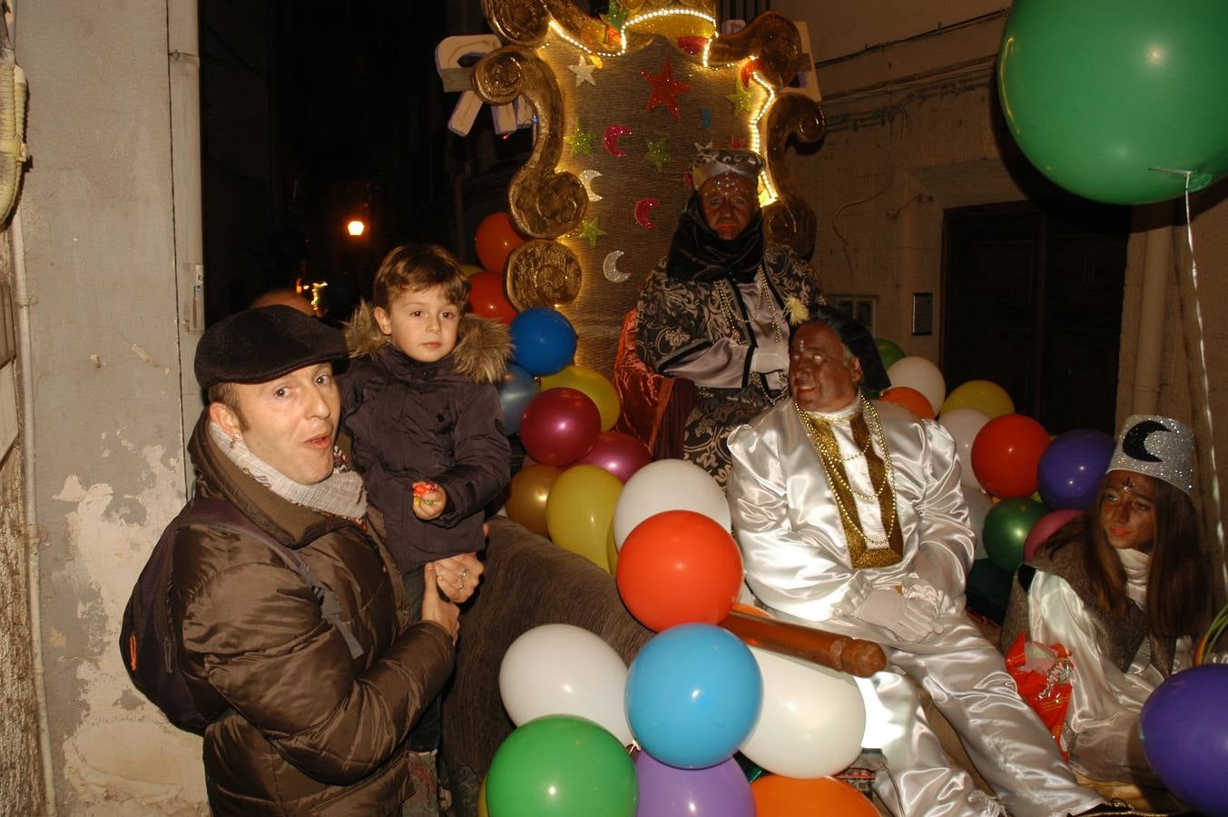 Los más pequeños del municipio disfrutaron de la noche previa a Reyes