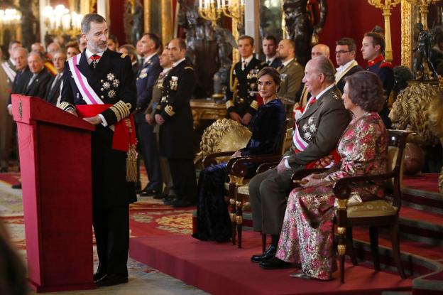 Felipe VI se dirige a
don Juan Carlos en
un momento de su
discurso.
:: Juanjo Martín / efe