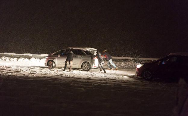 Coches atascados la pasada noche en la A-12, mientras sigue nevando