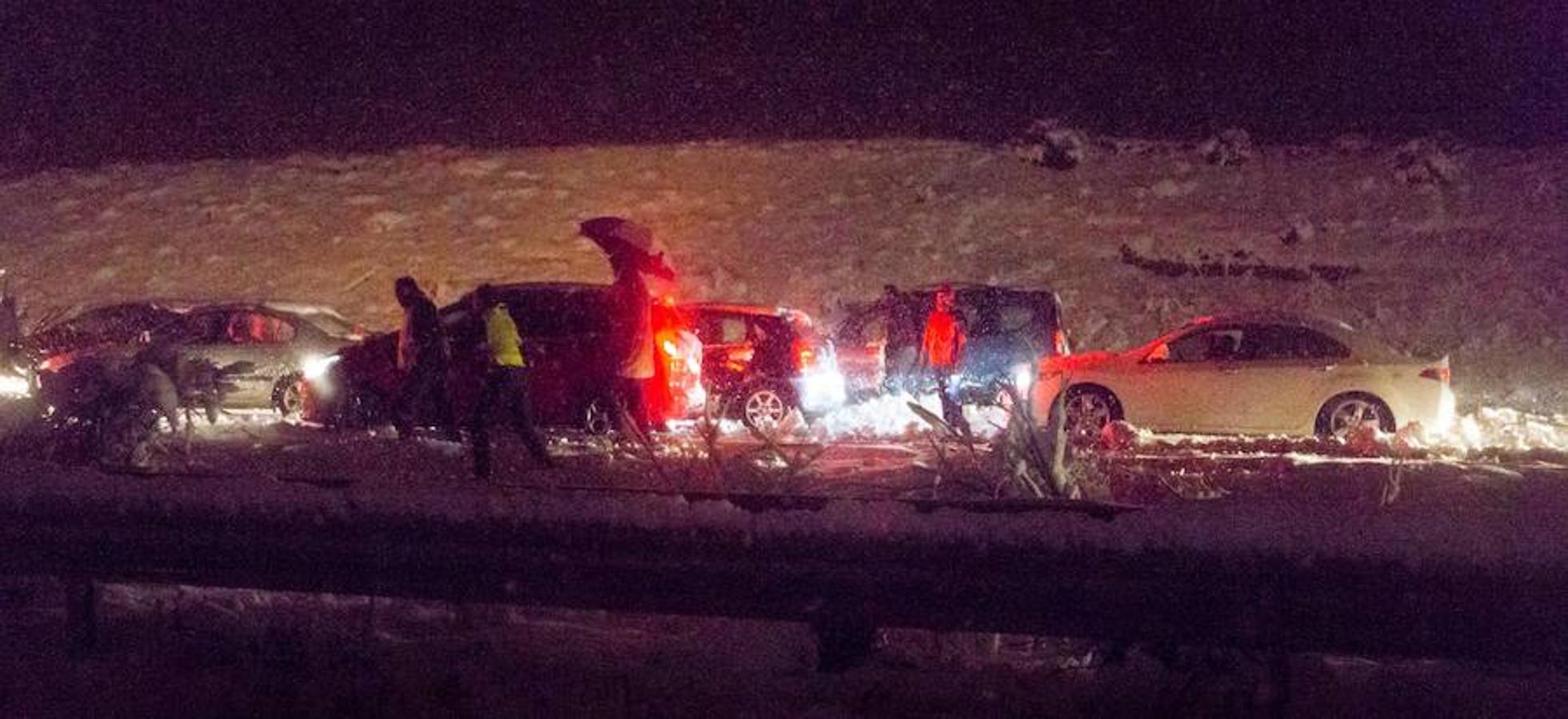 Las imágeens del atasco monumental en la Autovía del Caminoi