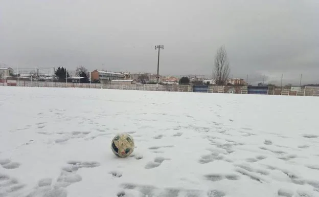 El estado del campo municipal de Varea en el que la nieve ha obligado a suspender el partido. 