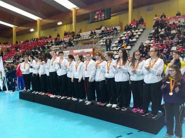 Las cadetes superaron ayer a Cantabria y lograron subir al podio. :: f.r.b.
