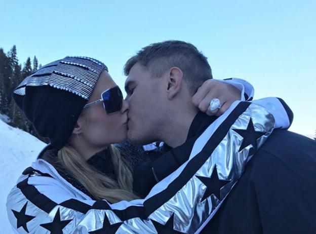 Paris Hilton, con el anillo visible en la mano, se besa con Chris Zylka en Aspen. :: Instagram