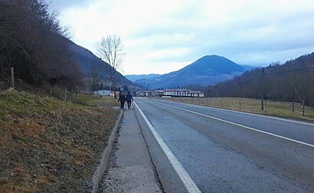 Puigdemont difunde una imagen de una carretera de un pueblo de Gerona cercano a la frontera