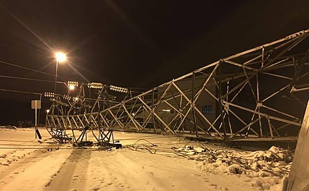 Torreta caída en el polígono de Cantabria de Logroño 