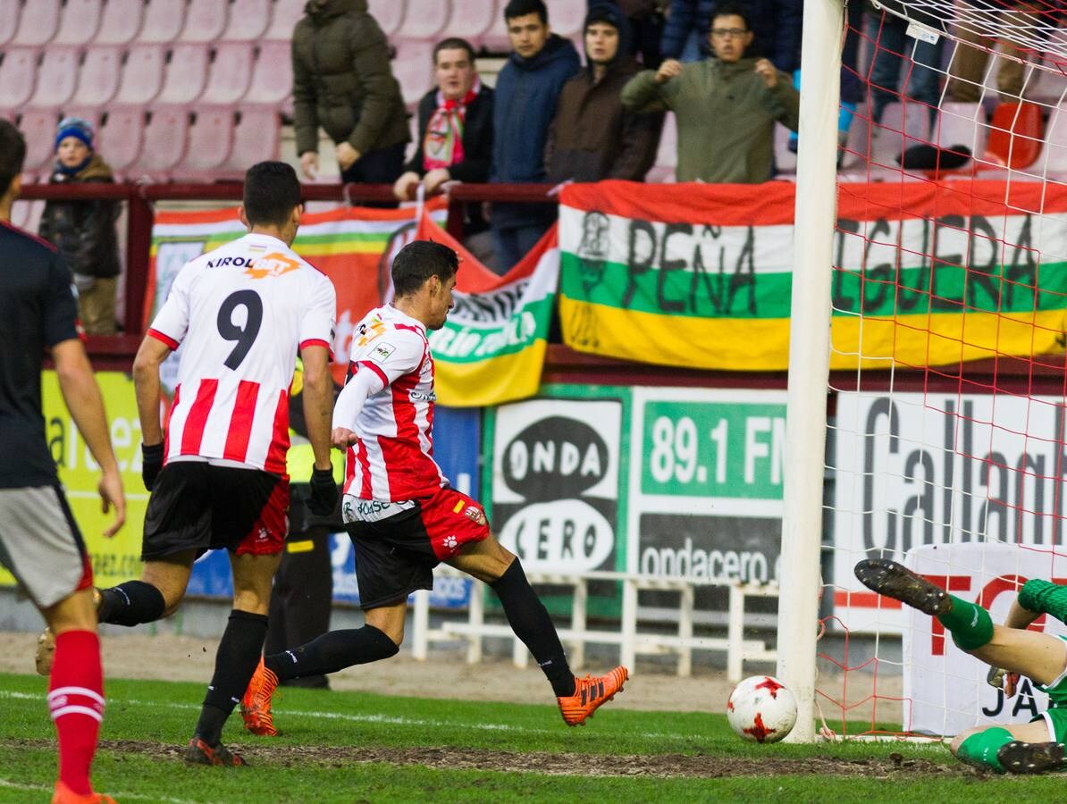 Rayco hace tres goles para poner a sus pies a una afición que vuelve a creer en las opciones de playoff de este equipo