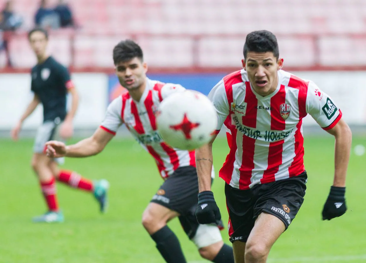 Rayco hace tres goles para poner a sus pies a una afición que vuelve a creer en las opciones de playoff de este equipo