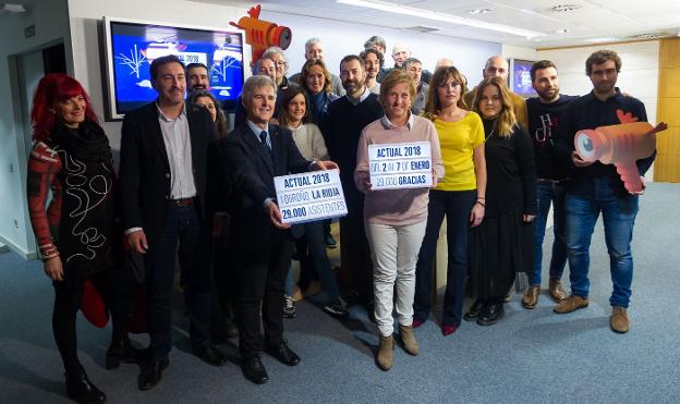 Foto de familia de los responsables, colaboradores y algunos de los protagonistas de la última edición de Actual. :: fernando díaz