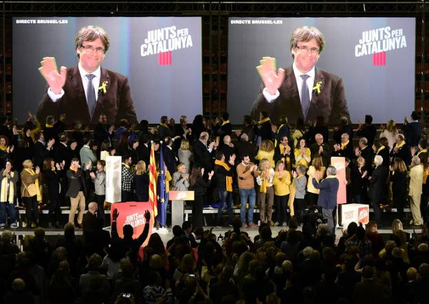 Puigdemont interviene a través de videoconferencia en uno de los mitines de la campaña autonómica. :: JAVIER SORIANO / afp