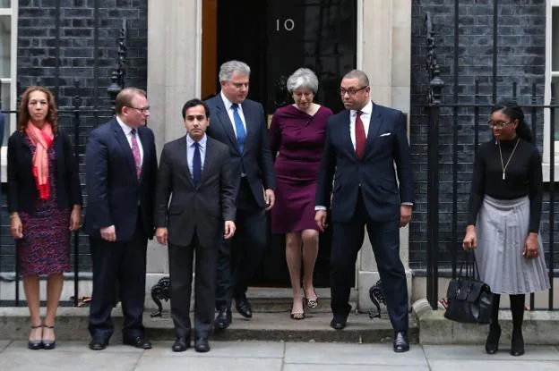 La primera ministra británica sale del10 de Downing Street junto al nuevo jefe del Partido Conservador, a su derecha. :: D. L. O. / afp