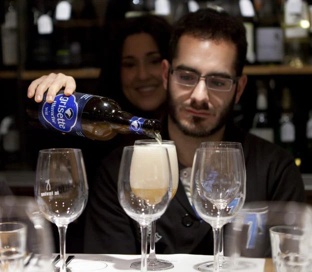 Con el precio del vino, algunos restaurantes 'invitan' a pedir cerveza. :: s.t.