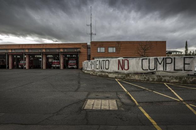 'El Ayuntamiento no cumple', reza ahora la pancarta del parque de Bomberos de Logroño tras dos años de conflicto laboral. 