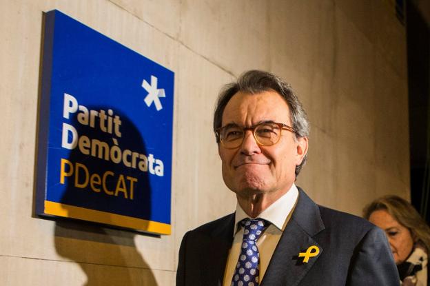 El expresidente de la Generalitat abandona ayer la sede del PDeCAT tras anunciar que dejaba la presidencia de la formación nacionalista. :: QUIQUE GARCÍA / EFE
