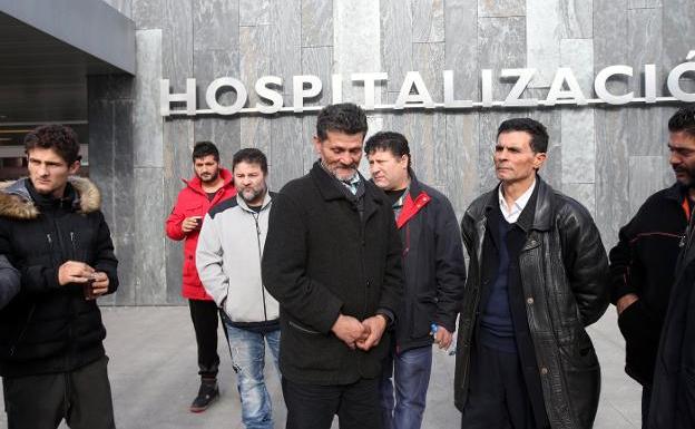 Los familiares de 'El Chino' Montoya, a las puertas del Hospital Universitario Central de Asturias (HUCA). 