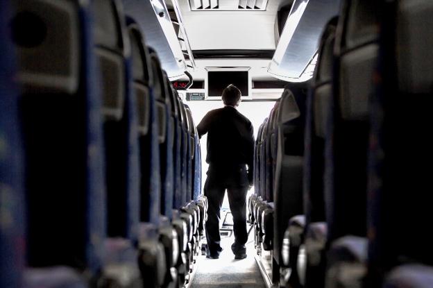 El conductor de Autobuses Jiménez, en el vehículo que conduce en su trabajo. 