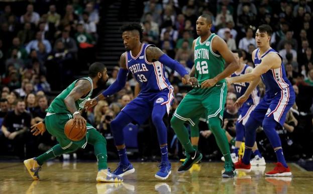 Kyrie Irving, en una acción ante Robert Covington. 