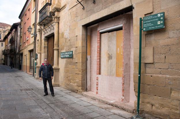 El prior, Florentino Rodríguez, ayer junto a la fachada de la casa de la cofradía del Santo. 