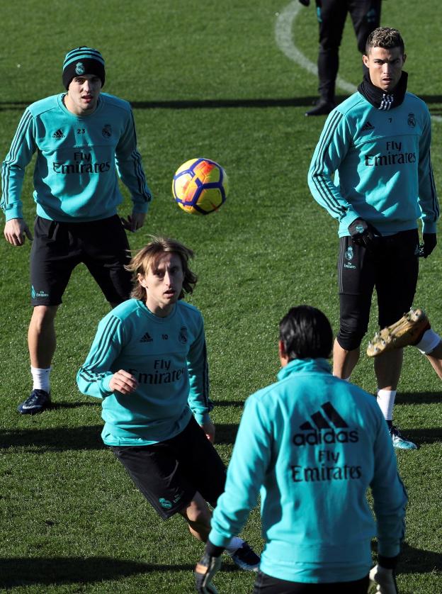 Kovacevic, Cristiano,
Modric, en un momento
del entrenamiento del
Real Madrid . ::  efe