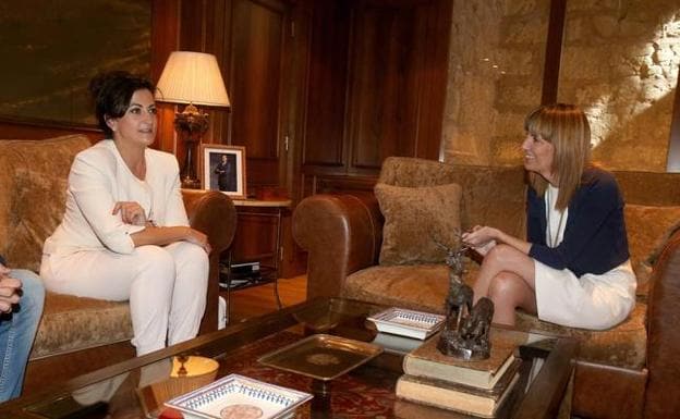 Concha Andreu (PSOE) en una reunión con Ana Lourdes González. 