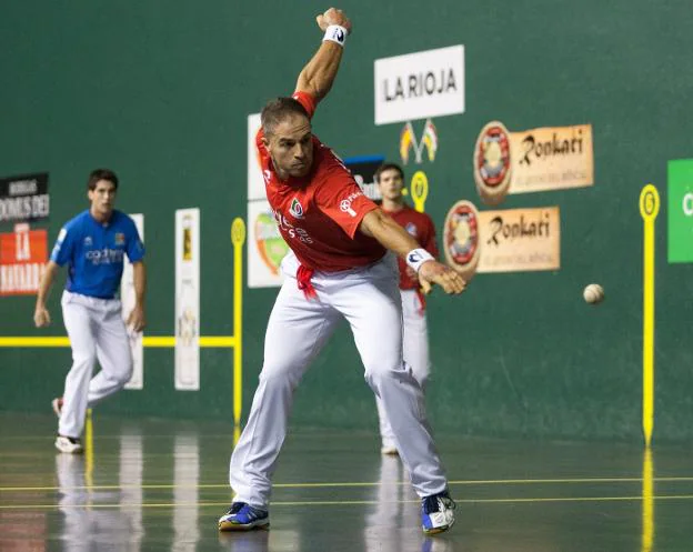 Olaizola II golpea a la pelota en un encuentro anterior. :: díaz uriel