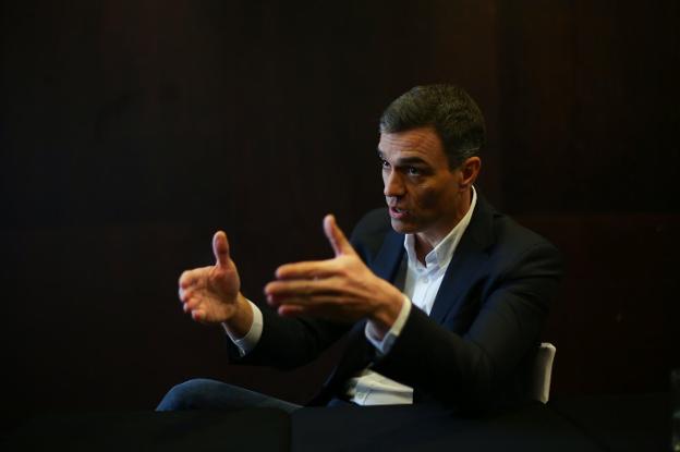 Pedro Sánchez en un momento de la entrevista, realizada en un hotel de Granada.  :: ramón l. pérez