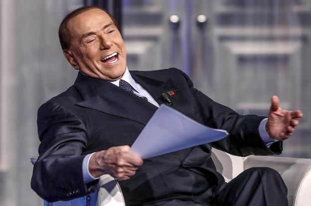 El ex primer ministro Silvio Berlusconi se muestra sonriente durante su aparición en un programa de la cadena de televisión RAI. :: EFE