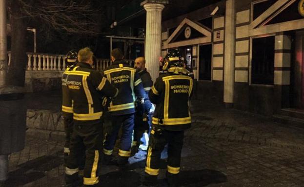 Los bomberos, junto a la discoteca.