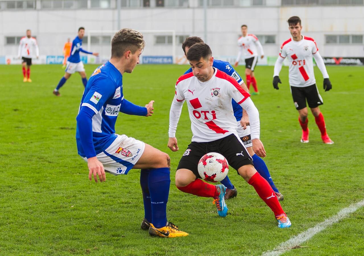 Imágenes del encuentro disputado en el estadio Olarambe, entre el CD Vitoria y la UD-Logroñés, que ha concluido con un empate a 0.