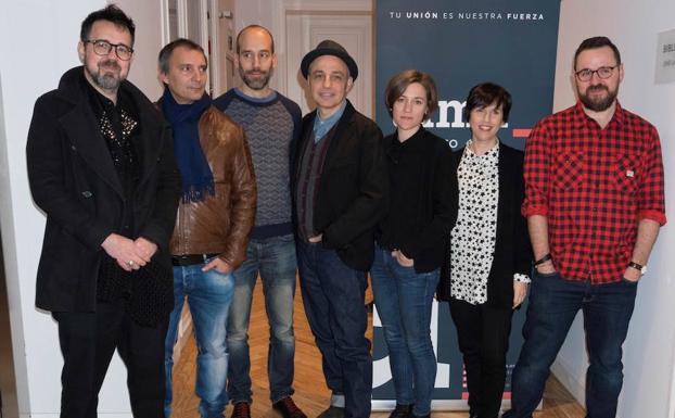 Fotografía facilitada por el sindicato ALMA, de los guionistas españoles nominados a los Goya 2018; Andoni de Carlos (3i), Paco Plaza (i), Coral Cruz (2d), Pablo Berger (c), Carla Simón (3d), Fernando Navarro (d) y Alejandro Hernández (2i). 