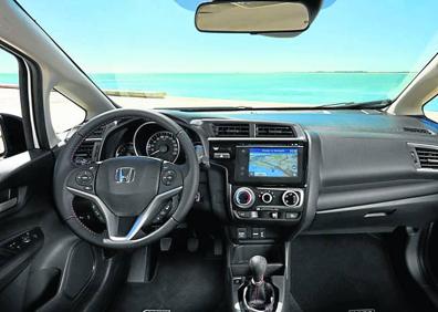 Imagen secundaria 1 - Imagen frontal del nuevo Jazz. | Aspecto interior del vehículo de Honda. | Imagen posterior del Jazz que llega a España en febrero.