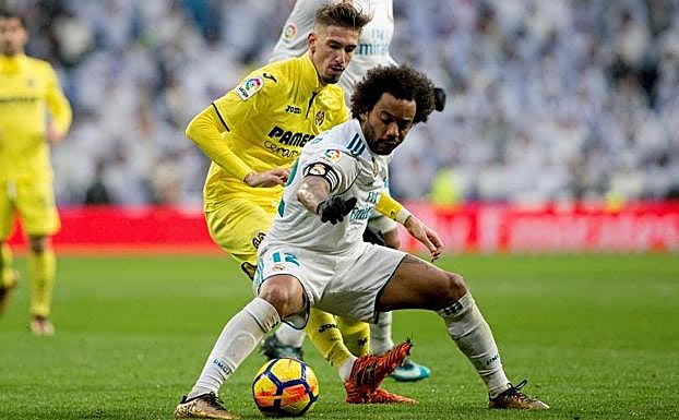 Marcelo, en pugna con Samu Castillejo. 