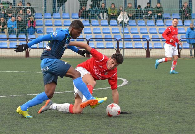 Binke, autor de uno de los goles, supera al defensa local Espi. :: 