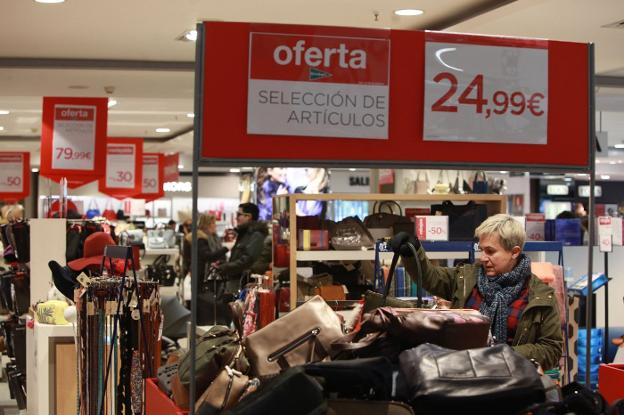 Varios clientes se preparan para hacer compras en unos grandes almacenes de un centro comercial. :: Rafa Gutiérrez