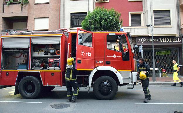 Intervención de los bomberos de Logroño en una calle de la ciudad. 