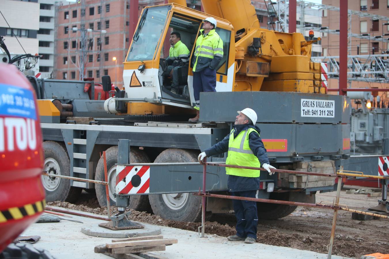 Las obras de la estación avanzan a buen ritmo con la instalación de dos enormes piezas metálicas de 35 toneladas.