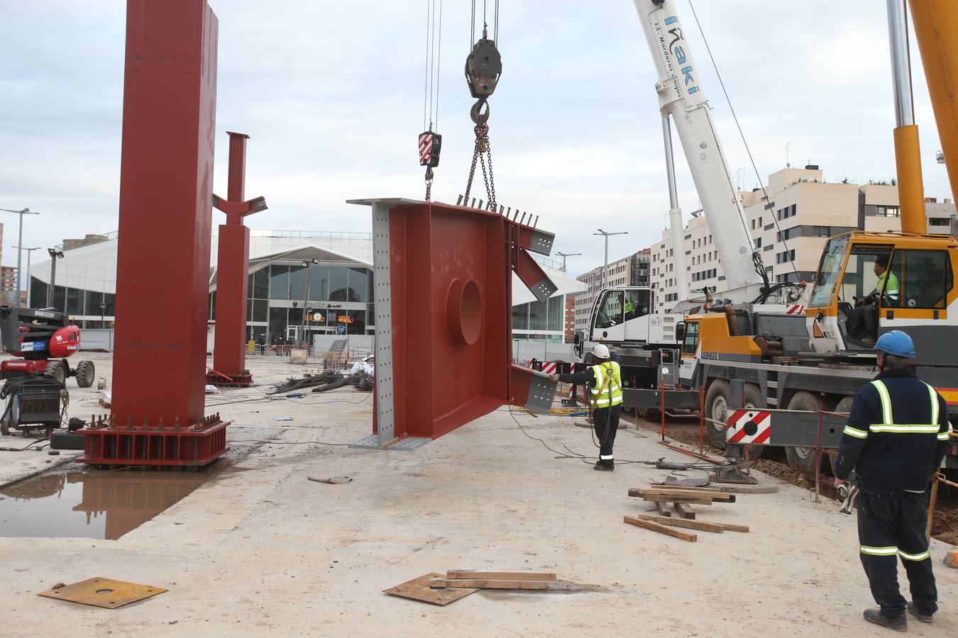Las obras de la estación avanzan a buen ritmo con la instalación de dos enormes piezas metálicas de 35 toneladas.