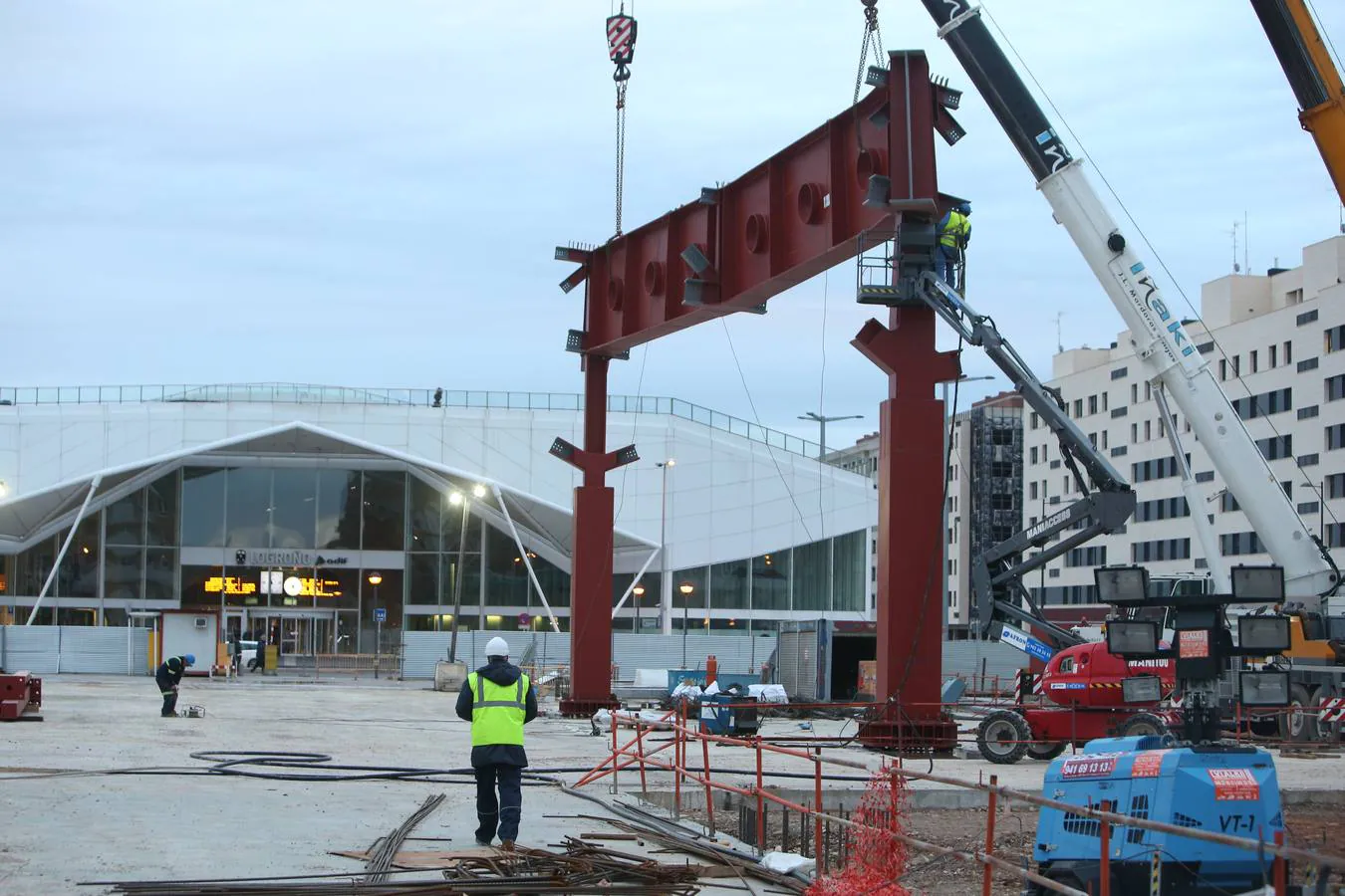 Las obras de la estación avanzan a buen ritmo con la instalación de dos enormes piezas metálicas de 35 toneladas.