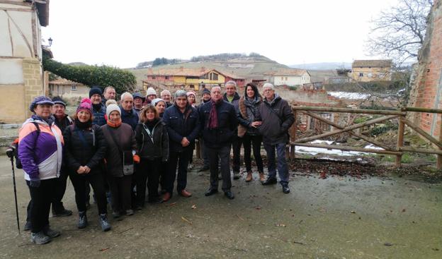 El alcalde de Viloria de Rioja, el domingo con un grupo de calceatenses junto al solar de la casa natal. 