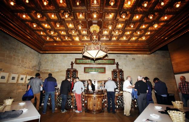 Visitantes, en una de las bodegas organizadoras de la última cata del Barrio de la Estación. :: 