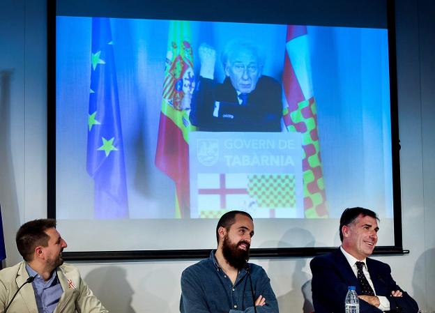 Boadella hace un corte de manga durante su intervención por videoconferencia. :: q. garcía / efe