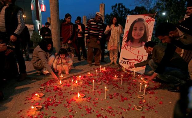 Decenas de personas homenajean a la pequeña Zainab.