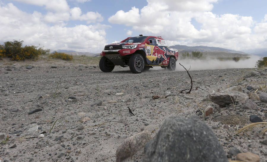 Los pilotos de Toyota Nasser Al-Attiyah, de Catar, y Matthieu Baumel, de Francia, compiten durante la undécima etapa del Dakar. 