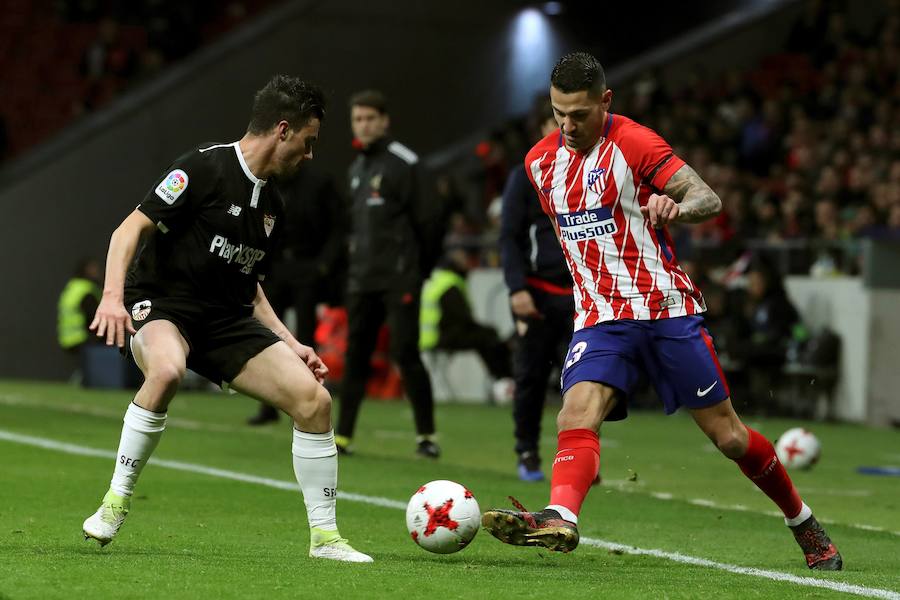 El Atlético se adelantó por mediación de Diego Costa, pero un autogol de Moyá y otro tanto de Correa dieron la victoria al equipo de Montella en la ida de cuartos de Copa del Rey.