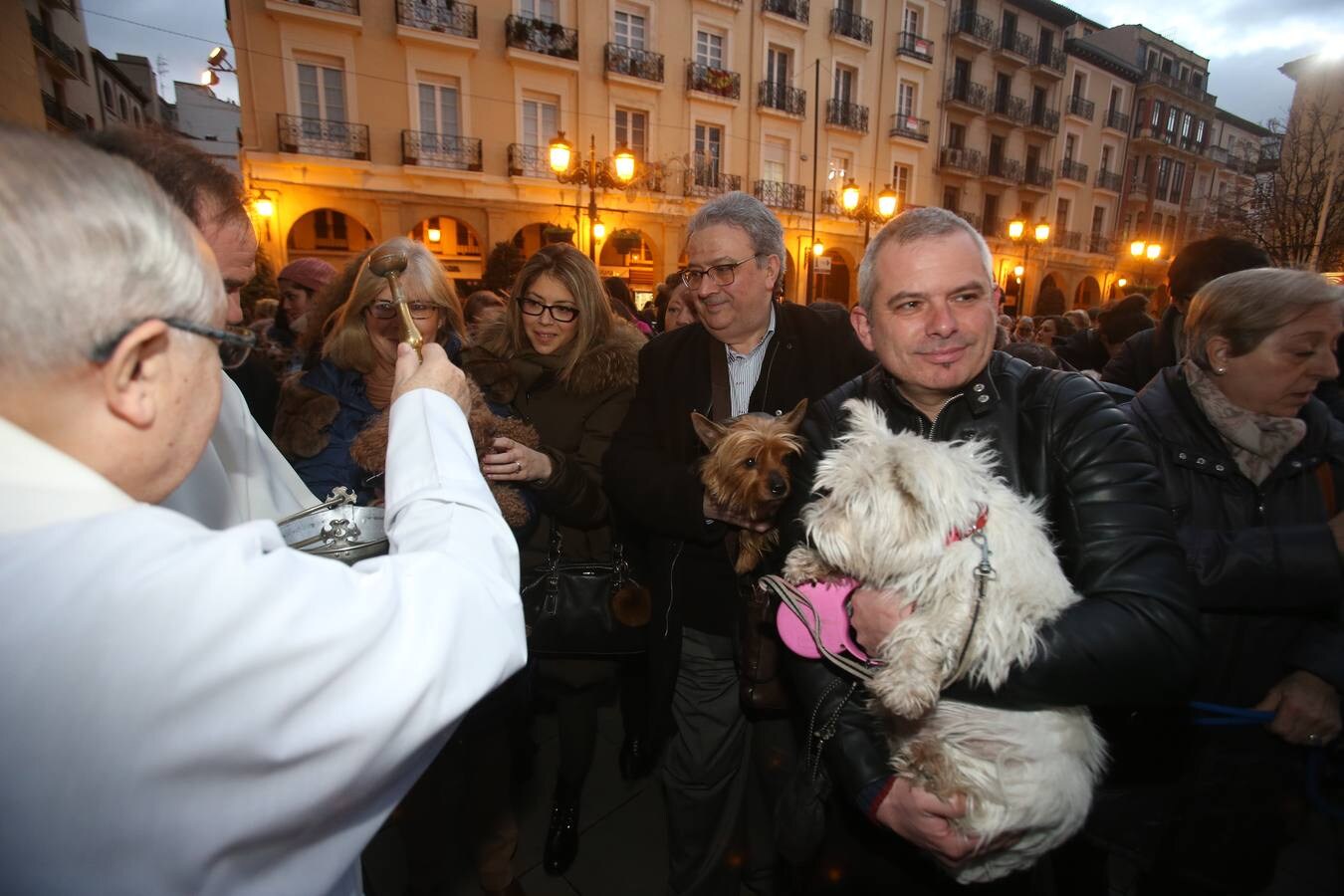 Numerosas personas acudieron con sus mascotas a la Plaza del Mercado para que fueran bendecidas frente a La Redonda