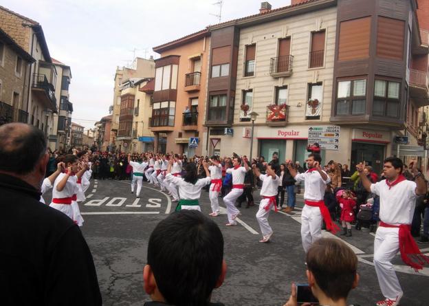 La danza de los Santos Patronos es uno de los actos principales de las fiestas de Oyón. :: 
