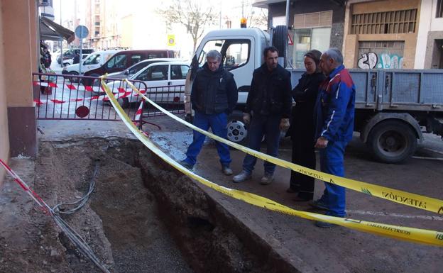 Reparada la tubería que reventó en la calle Vélez de Guevara